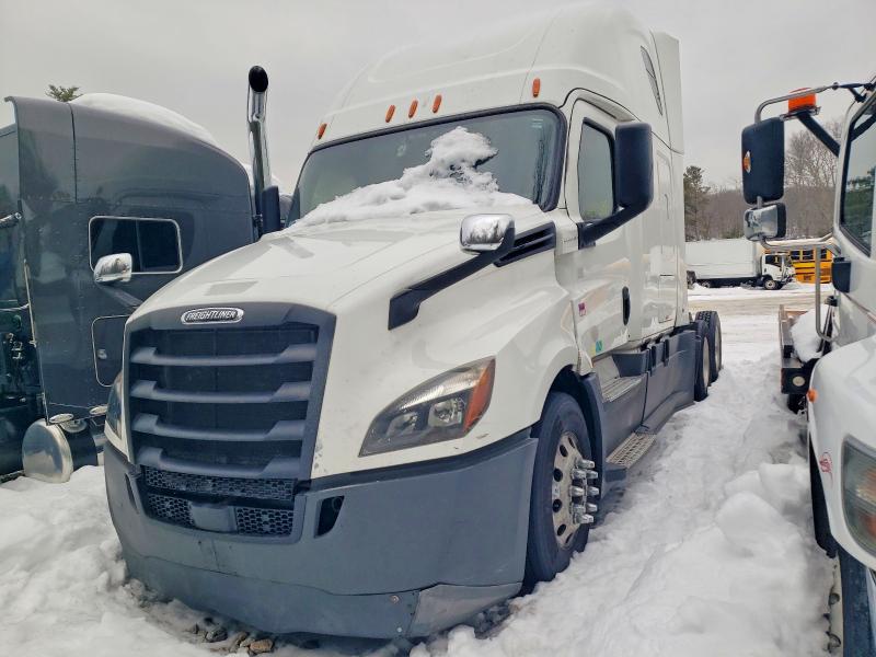 2018 Freightliner Cascadia 126 VIN 3AKJHHDR4JSJC6858 COPART salvage auction — Burn Interior, MA - CERT OF TITLE-SALVAGE, sold $7,100 on 2026-09-17 (photo 2)