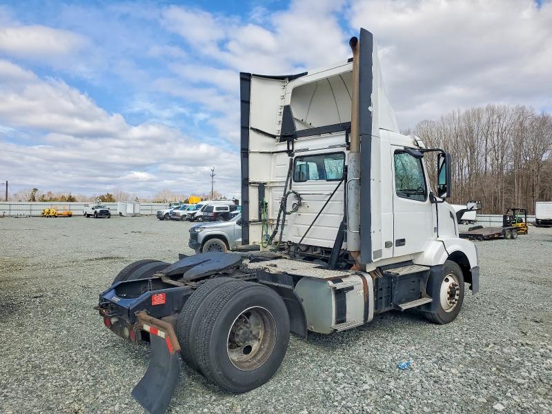 2018 Volvo Vnl VIN 4V4N39EH9JN892757 COPART salvage auction — NORMAL WEAR, IN - DEALER ONLY CLEAN TITLE, sold $5,100 on 2026-07-30 (photo 4)