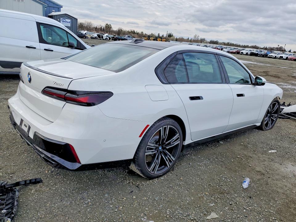 2025 BMW 7er VIN WBA33EJ0XSCV31673 COPART salvage auction — FRONT END, Salvage Title, sold $52,500 on 2026-07-30 (photo 3)