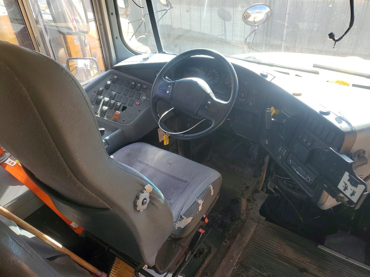2014 Ic Corporation Ce Series School VIN 4DRBUAAN6EB780770 COPART salvage auction — Minor Dent/Scratches, IA - CERTIFICATE OF TITLE, sold $1,800 on 2026-07-06 (photo 5)