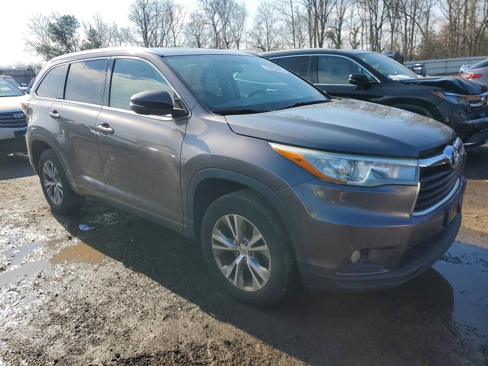 2015 Toyota VIN 5TDKKRFH6FS042523 COPART salvage auction — MINOR DENT/SCRATCHES, Salvage Title, sold $6,800 on 2026-07-14 (photo 4)