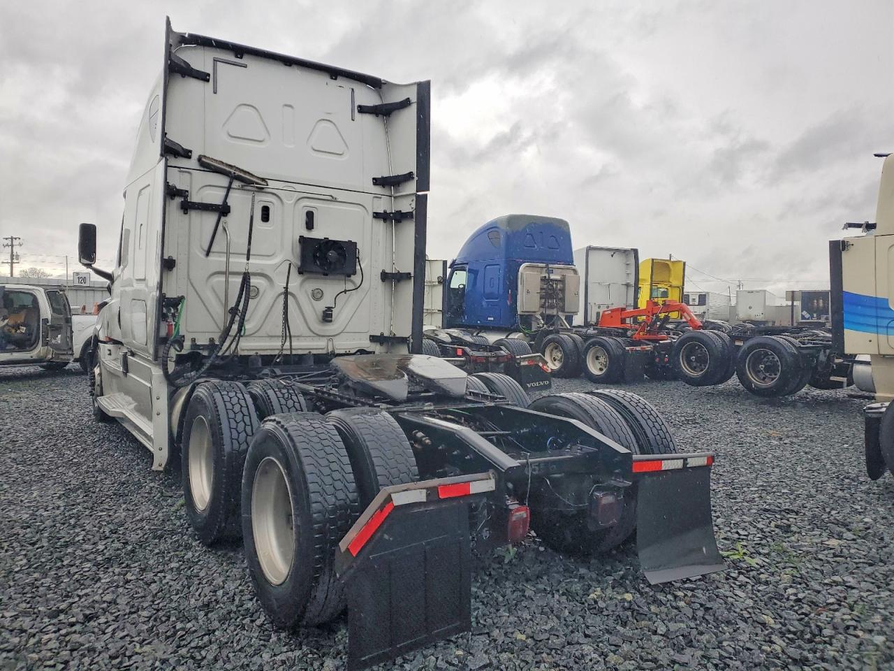 2019 Freigliner VIN 3AKJHHDR3KSKJ6556 COPART salvage auction — Minor Dent/Scratches, PA - DIS/DLR/EXP ONLY CLEAN TITLE, sold $20,100 on 2026-07-01 (photo 3)