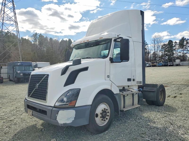 2018 Volvo Vnl VIN 4V4N39EH9JN892757 COPART salvage auction — NORMAL WEAR, IN - DEALER ONLY CLEAN TITLE, sold $5,000 on 2026-07-29 (photo 2)
