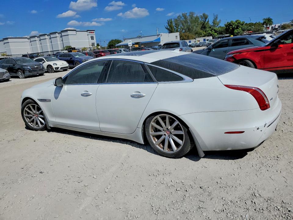2014 Jaguar Xj VIN SAJWA1CZ3E8V66221 COPART salvage auction — MINOR DENT/SCRATCHES, Ct - Clean Title, sold $275 on 2026-07-10 (photo 2)