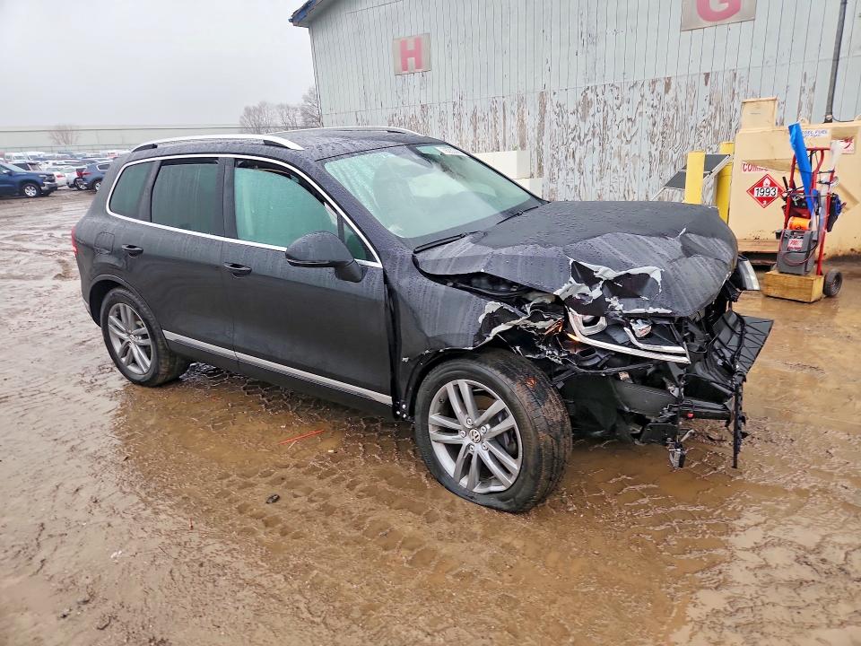 2016 Volkswagen Touareg VIN WVGEP9BP0GD005360 COPART salvage auction — FRONT END, Salvage Title, sold $1,000 on 2026-08-05 (photo 4)