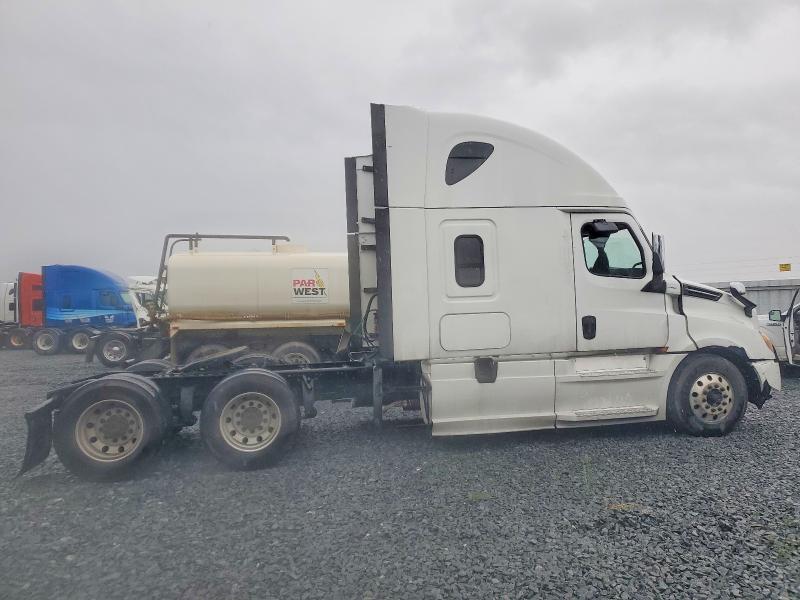 2019 Freigliner VIN 3AKJHHDR3KSKJ6556 COPART salvage auction — MINOR DENT/SCRATCHES, PA - DIS/DLR/EXP ONLY CLEAN TITLE, sold $27,750 on 2026-07-28 (photo 9)