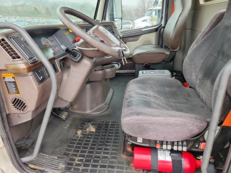 2016 Volvo Vnl VIN 4V4N39TG0GN965520 COPART salvage auction — NORMAL WEAR, In - Certificate Of Title, sold $5,500 on 2026-07-10 (photo 5)