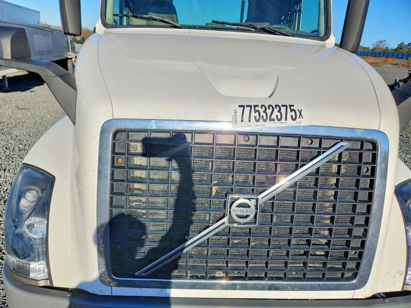 2017 Volvo Vnl VIN 4V4N39TG5HN988082 COPART salvage auction — NORMAL WEAR, In - Certificate Of Title, sold $5,500 on 2026-08-03 (photo 9)