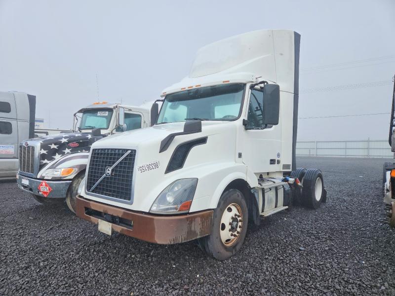 2018 Volvo Vnl VIN 4V4N39EH7JN987933 COPART salvage auction — NORMAL WEAR, In - Certificate Of Title, sold $5,000 on 2026-07-29 (photo 2)