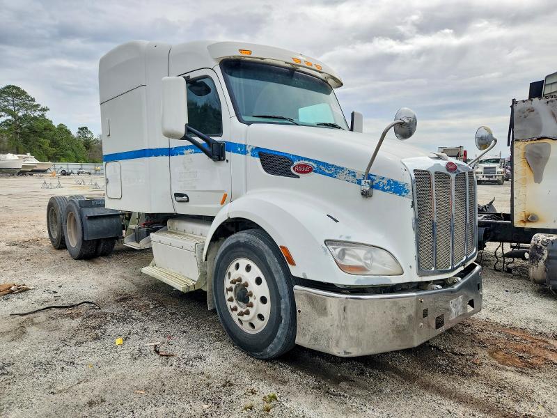 2015 Peterbilt tractor VIN 1XPBDP9X6FD293179 COPART salvage auction — NORMAL WEAR, SC - CERTIFICATE OF TITLE, sold $3,300 on 2026-07-29 (photo 1)