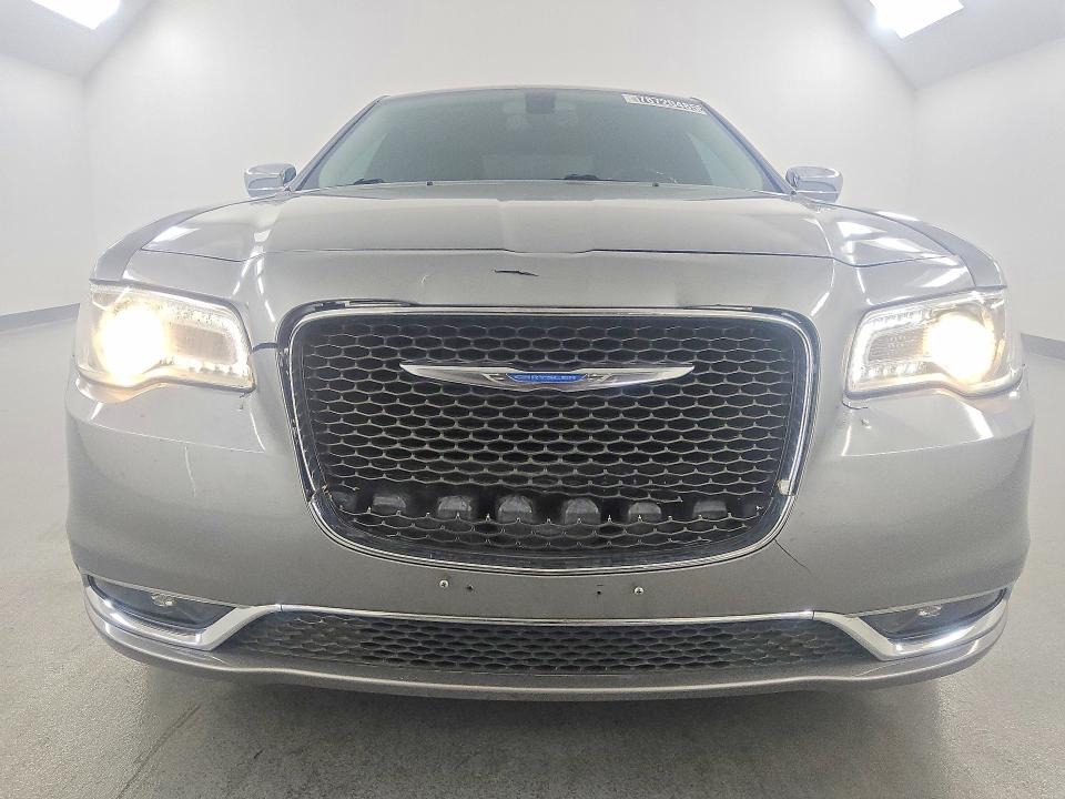 2018 Chrysler 300 VIN 2C3CCAKG7JH165386 COPART salvage auction — NORMAL WEAR, Ca - Dis/Dlr/Exp Only Clean Title, sold $9,300 on 2026-09-01 (photo 5)