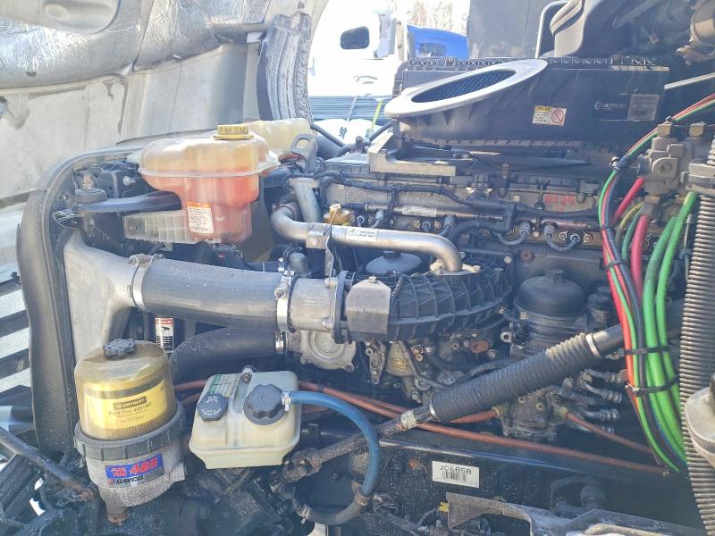 2018 Freightliner Cascadia 126 VIN 3AKJHHDR4JSJC6858 COPART salvage auction — Burn Interior, MA - CERT OF TITLE-SALVAGE, sold $7,100 on 2026-09-17 (photo 7)