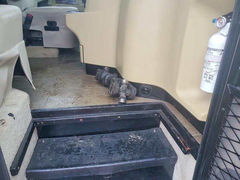 2013 Tiffin motorhomes inc VIN 5VBRC93A2DA114600 COPART salvage auction — MECHANICAL, CA - DIS/DLR/EXP ONLY CLEAN TITLE, sold $5,800 on 2026-07-28 (photo 9)
