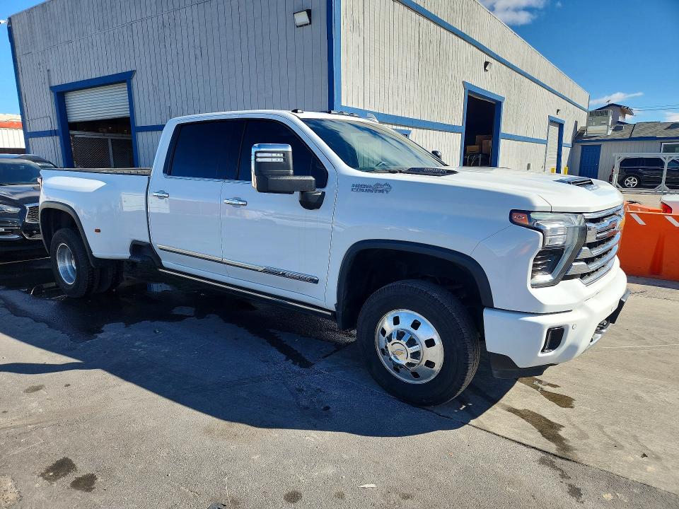 2024 Chevrolet Silverado 3500 VIN 1GC4YVEY7RF199256 COPART salvage auction — Minor Dent/Scratches, Salvage Title, sold $49,250 on 2026-03-02 (photo 4)