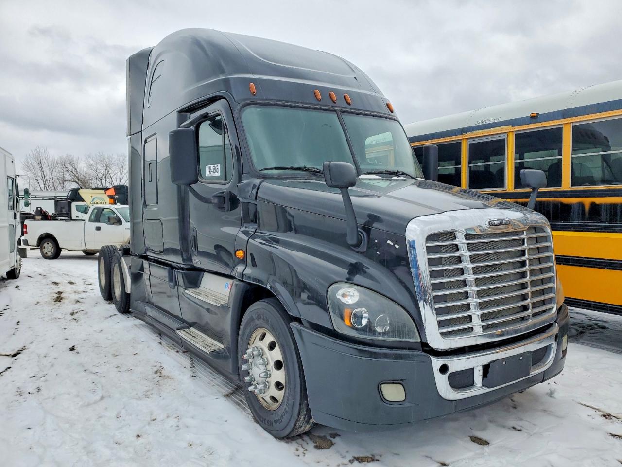 2016 Freightliner Cascadia 125 VIN 1FUJGLDR7GLHE2843 COPART salvage auction — Burn Engine, IL - SALVAGE CERTIFICATE, sold $2,850 on 2026-06-30 (photo 1)