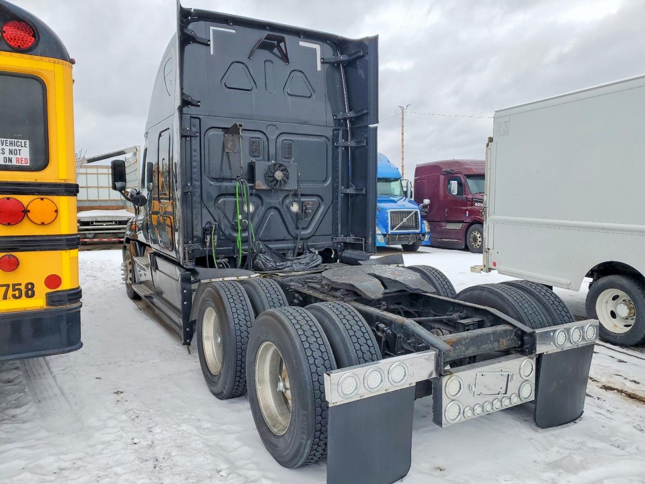 2016 Freightliner Cascadia 125 VIN 1FUJGLDR7GLHE2843 COPART salvage auction — Burn Engine, IL - SALVAGE CERTIFICATE, sold $2,850 on 2026-06-30 (photo 3)