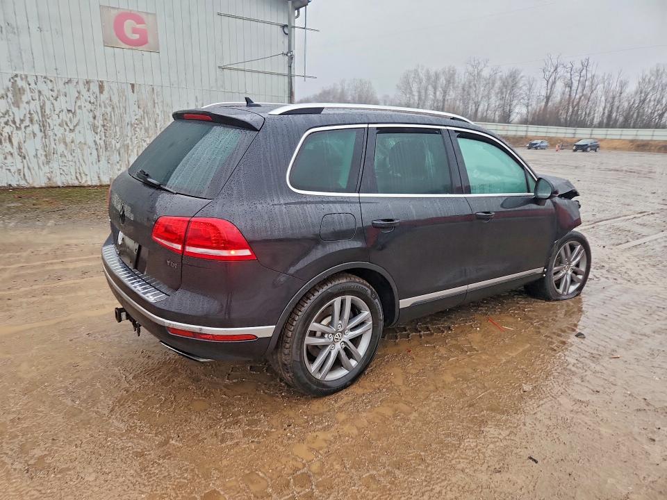 2016 Volkswagen Touareg VIN WVGEP9BP0GD005360 COPART salvage auction — FRONT END, Salvage Title, sold $1,000 on 2026-08-05 (photo 3)