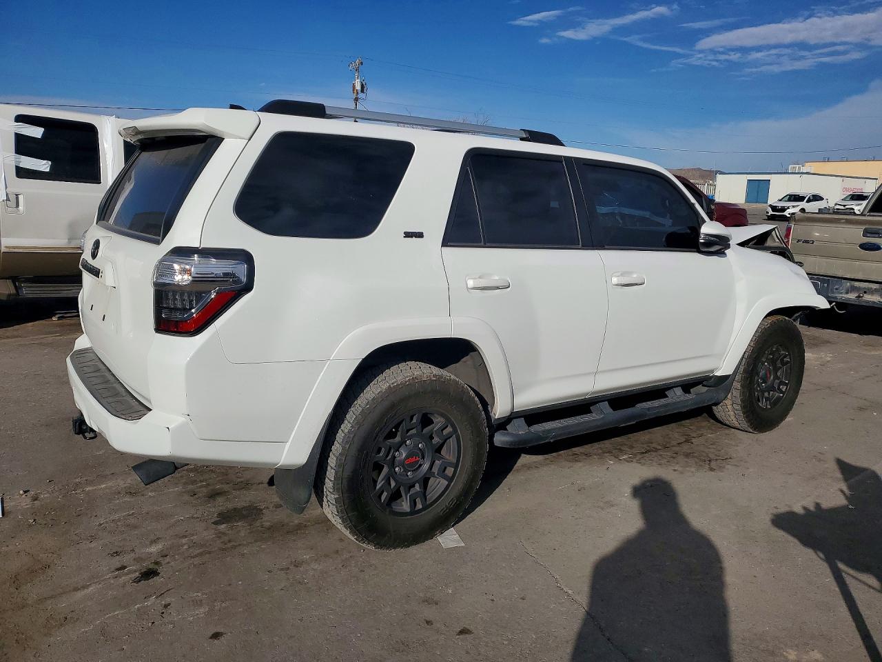 2022 Toyota 4Runner VIN JTEFU5JR7N5253816 COPART salvage auction — Front End, TX - SALVAGE VEHICLE TITLE, sold $10,700 on 2026-07-10 (photo 3)