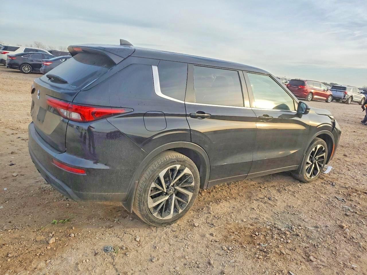 2022 Mitsubishi Outlander VIN JA4J4TA87NZ040328 COPART salvage auction — Front End, TX - SALVAGE VEHICLE TITLE, sold $6,300 on 2026-03-12 (photo 3)