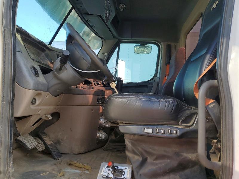 2013 Freightliner Cascadia VIN 1FUJGEBG4DSBX6174 COPART salvage auction — FRONT END, CA - SALVAGE CERTIFICATE, sold $7,800 on 2026-07-16 (photo 5)