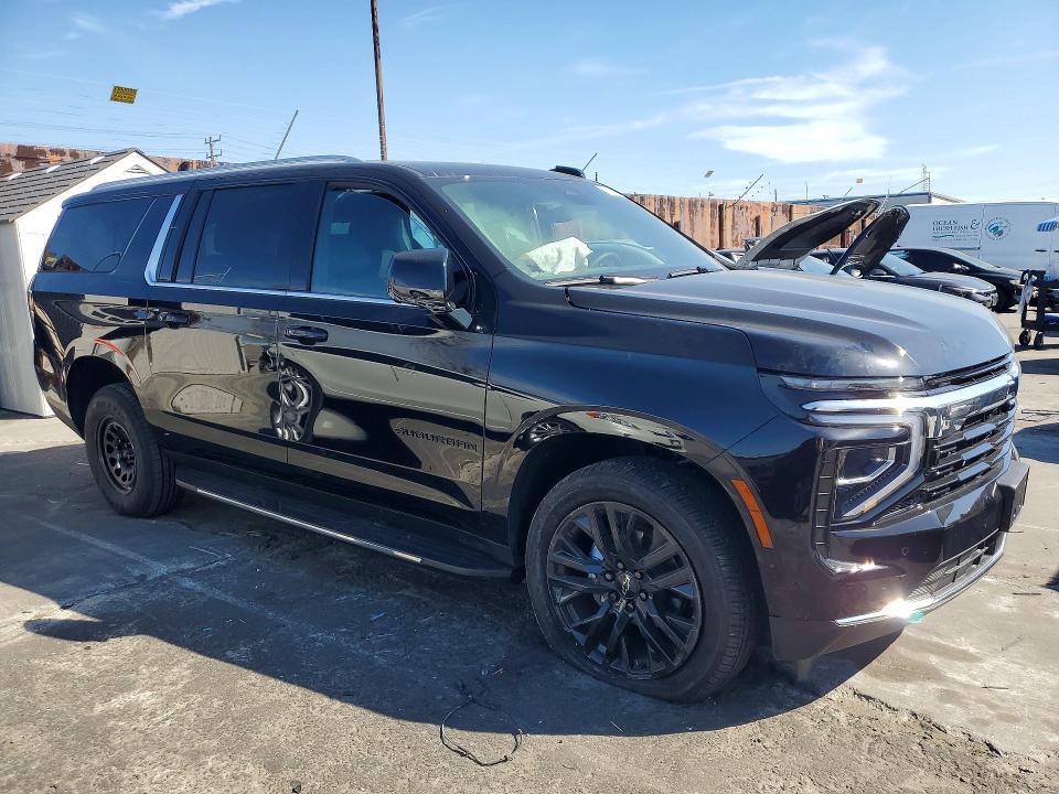 2025 Chevrolet Suburban VIN 1GNS5BRD8SR334293 COPART salvage auction — SIDE, Salvage Title, sold $31,250 on 2026-07-31 (photo 4)