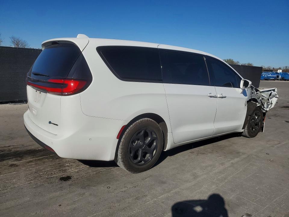 2022 Chrysler Pacifica VIN 2C4RC1S72NR215939 COPART salvage auction — FRONT END, Salvage Title, sold $11,300 on 2026-09-03 (photo 3)