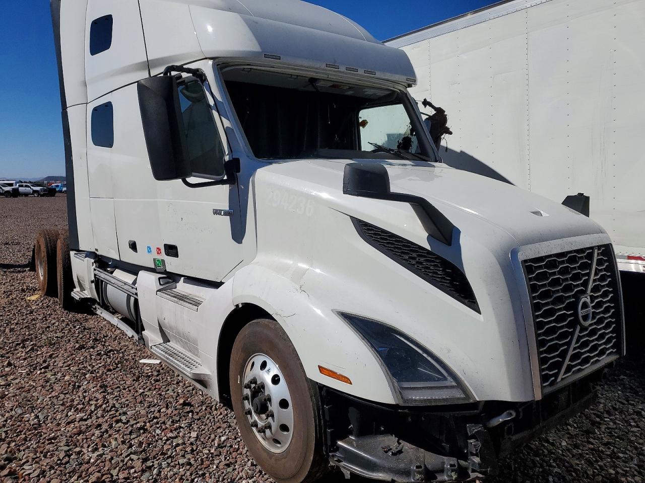 2024 Volvo VNL VIN 4V4NC9EH1RN633305 — COPART salvage auction photo