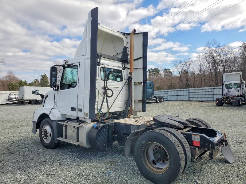 2018 Volvo Vnl VIN 4V4N39EH9JN892757 COPART salvage auction — NORMAL WEAR, IN - DEALER ONLY CLEAN TITLE, sold $5,100 on 2026-07-30 (photo 3)