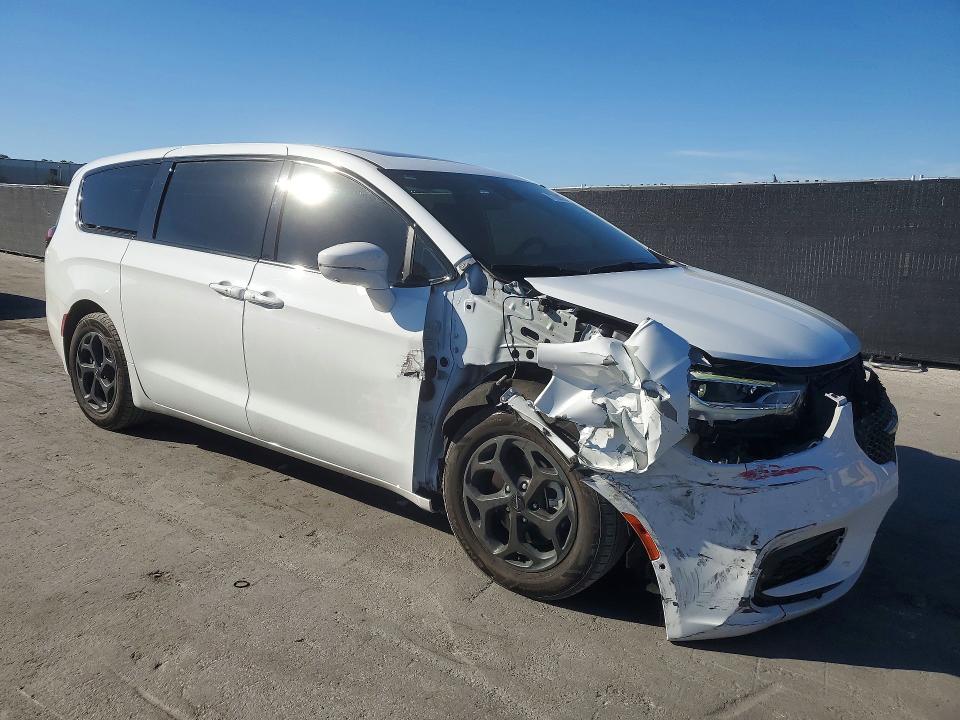2022 Chrysler Pacifica VIN 2C4RC1S72NR215939 COPART salvage auction — FRONT END, Salvage Title, sold $11,300 on 2026-09-03 (photo 4)