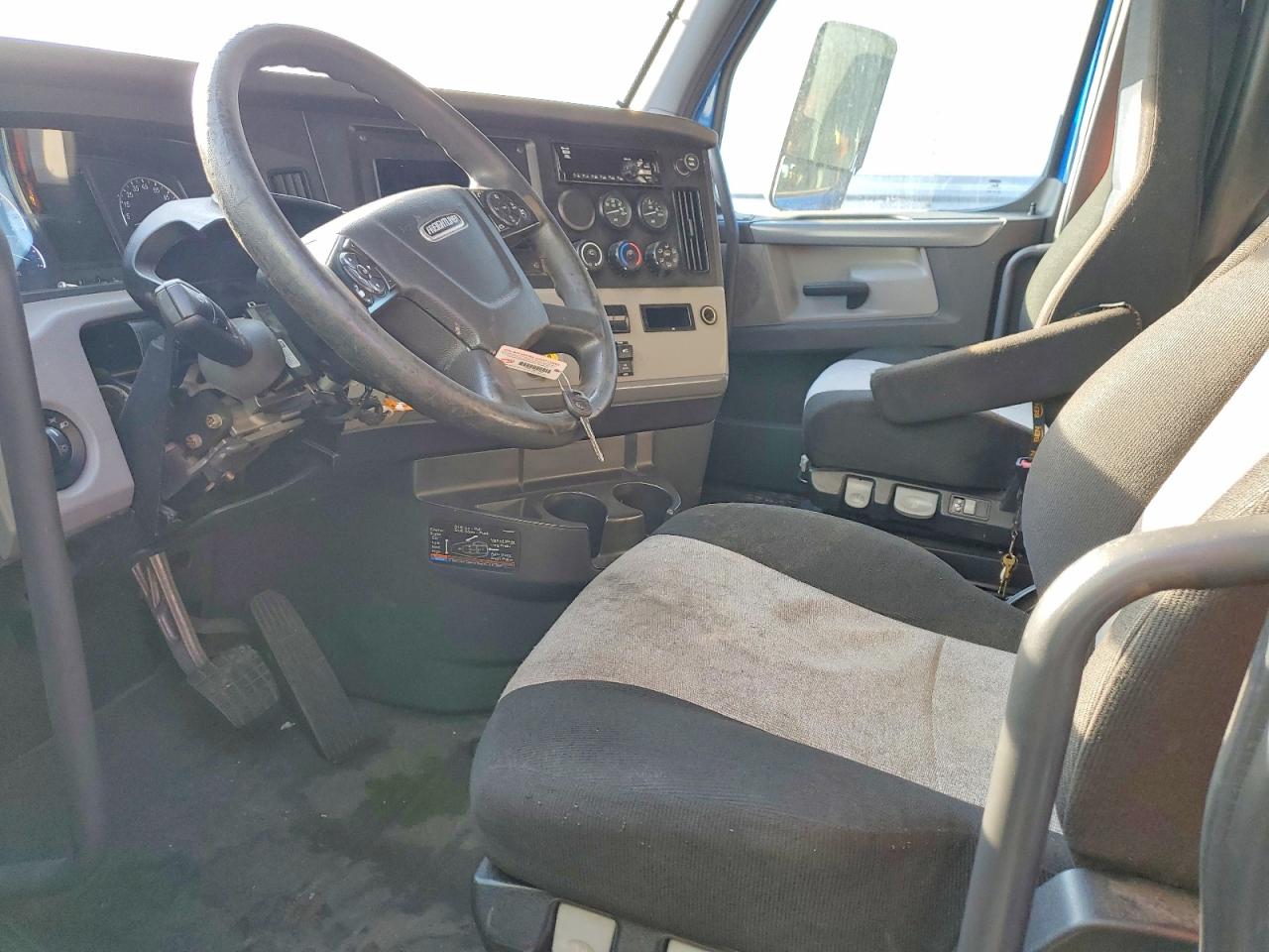 2020 VIN 3AKJHHDR0LSKC5695 COPART salvage auction — All Over, IL - SALVAGE CERTIFICATE, sold $7,600 on 2026-05-14 (photo 5)