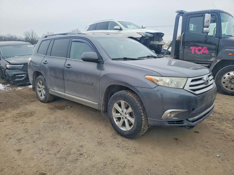 2011 Toyota Highlander VIN 5TDBK3EH8BS069697 COPART salvage auction — MINOR DENT/SCRATCHES, Nj - Certificate Of Title, sold $2,500 on 2026-07-31 (photo 4)