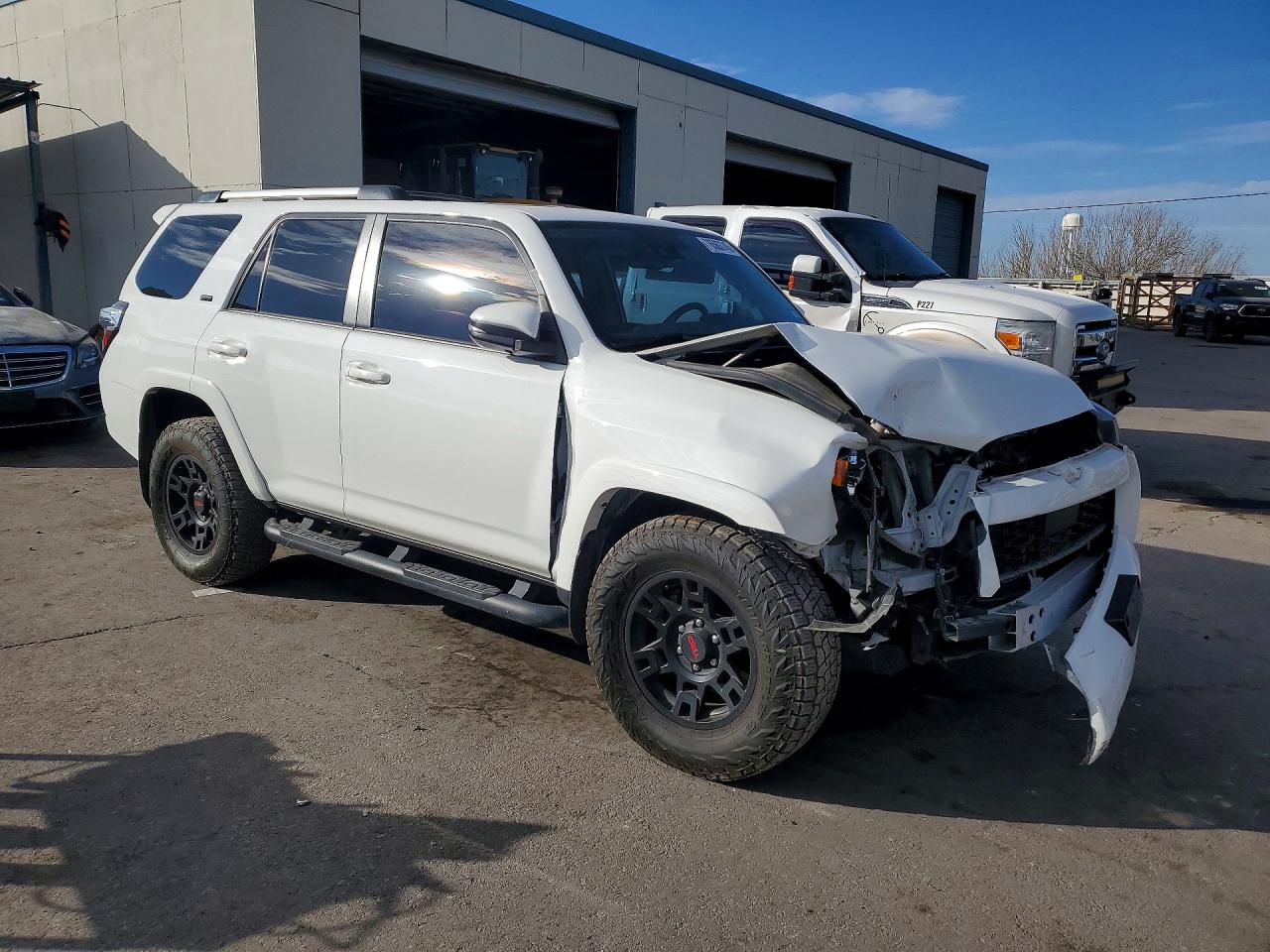 2022 Toyota 4Runner VIN JTEFU5JR7N5253816 COPART salvage auction — Front End, TX - SALVAGE VEHICLE TITLE, sold $10,700 on 2026-07-10 (photo 4)