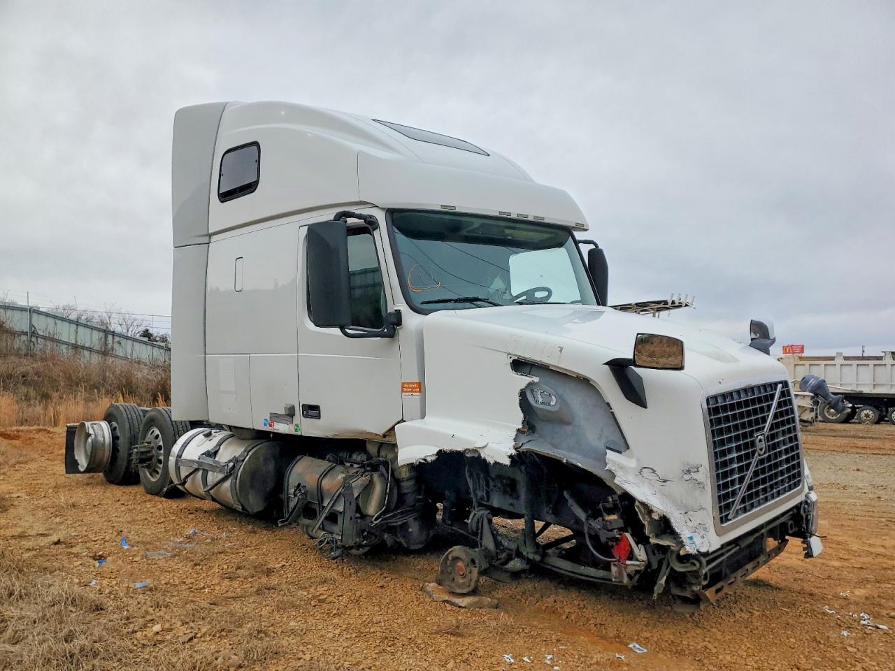 2013 Volvo Vn VIN 4V4NC9TJ4DN146341 COPART salvage auction — Front End, VA - CERT OF TITLE - SALVAGE, sold $1,050 on 2026-06-18 (photo 1)