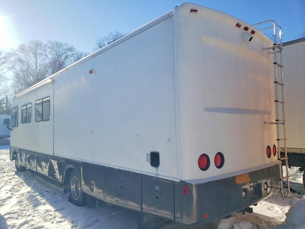 2003 Ford F-550 Super Duty VIN 1FCNF53SX30A05239 COPART salvage auction — Water/Flood, TN - CERTIFICATE OF TITLE, sold $500 on 2026-07-01 (photo 3)