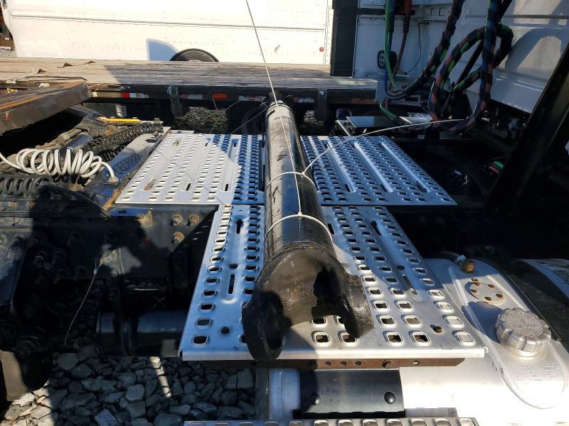 2017 Volvo VIN 4V4N39TG0HN988104 COPART salvage auction — MECHANICAL, In - Certificate Of Title, sold $5,000 on 2026-08-03 (photo 9)