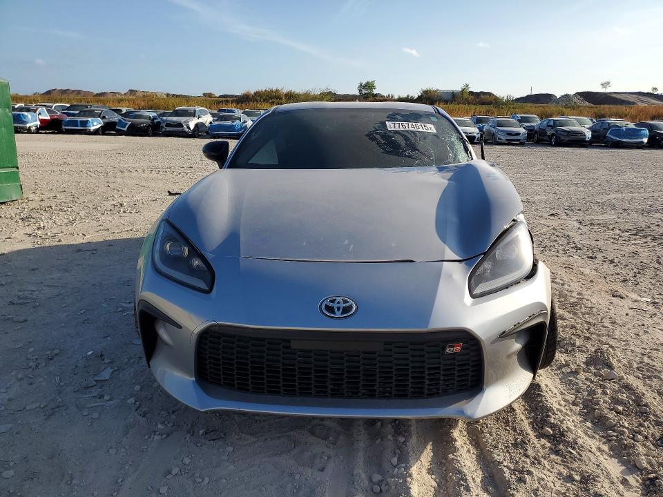 2025 Toyota Gr 86 VIN JF1ZNBB1XS8756987 COPART salvage auction — SIDE, Fl - Cert Of Title Slvg Rebuildable, sold $5,300 on 2026-07-23 (photo 5)