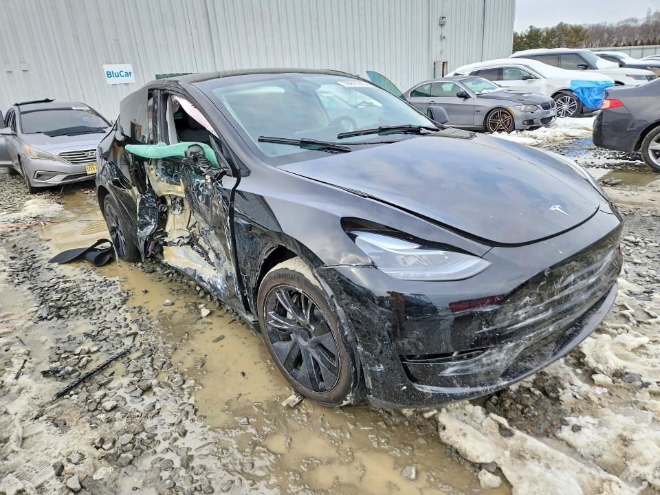2025 Tesla Model y VIN 7SAYGDEE5SF287417 COPART salvage auction — SIDE, Nj - Cert Of Title-Salvage, sold $8,400 on 2026-07-29 (photo 4)
