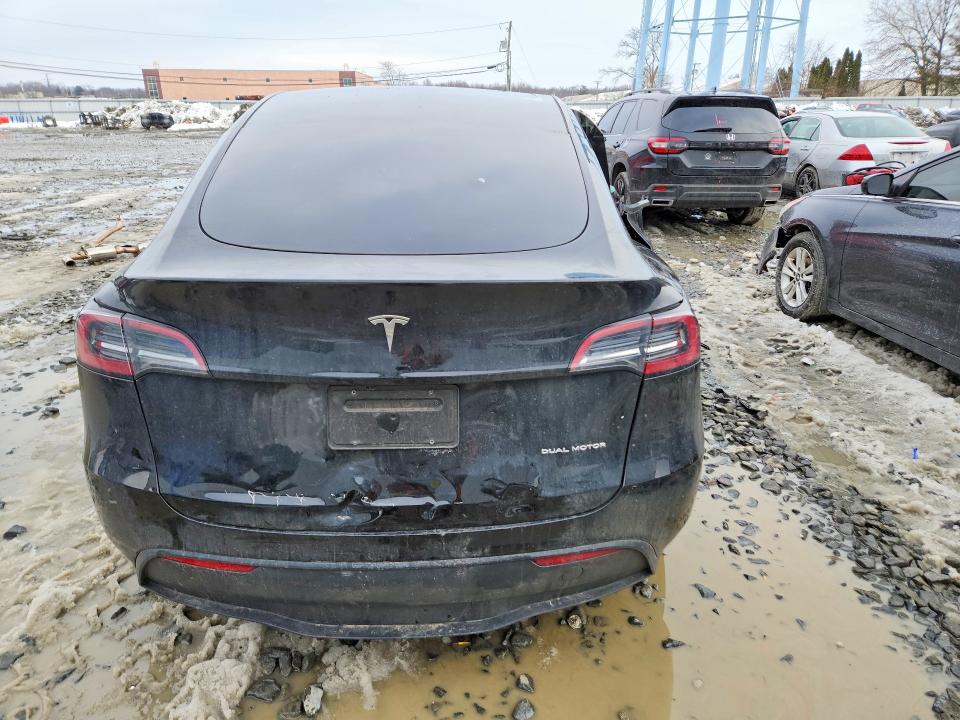 2025 Tesla Model y VIN 7SAYGDEE5SF287417 COPART salvage auction — SIDE, Nj - Cert Of Title-Salvage, sold $8,400 on 2026-07-29 (photo 6)