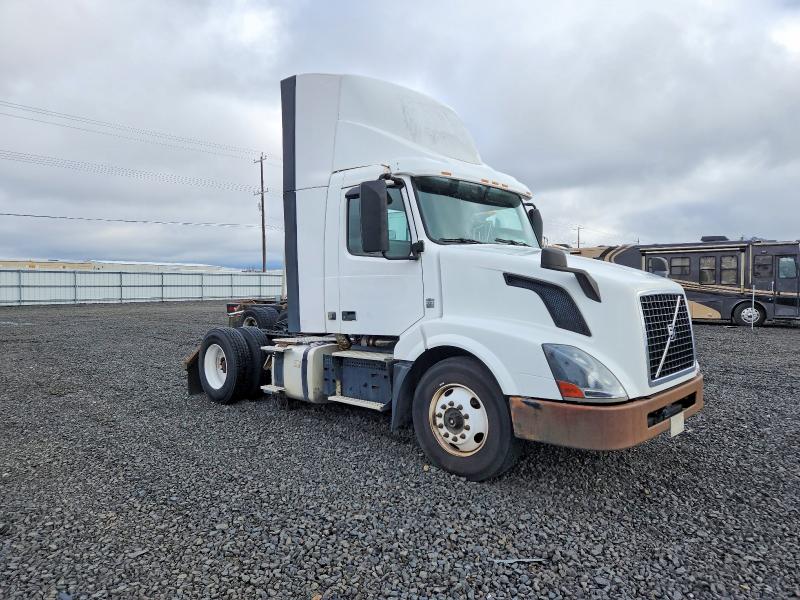 2018 Volvo Vnl VIN 4V4N39EH7JN987933 COPART salvage auction — NORMAL WEAR, In - Certificate Of Title, sold $5,000 on 2026-07-29 (photo 1)