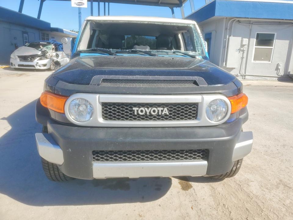 2010 Toyota Fj cruiser VIN JTEZU4BF5AK009282 COPART salvage auction — ROLLOVER, Fl - Cert Of Title Slvg Rebuildable, sold $3,000 on 2026-07-09 (photo 5)