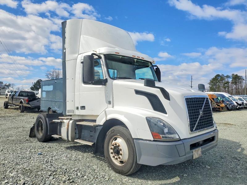 2018 Volvo Vnl VIN 4V4N39EH9JN892757 COPART salvage auction — NORMAL WEAR, IN - DEALER ONLY CLEAN TITLE, sold $5,000 on 2026-07-29 (photo 1)