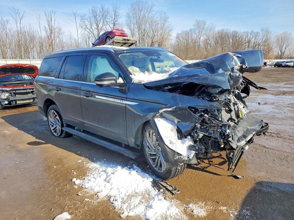 2025 Lincoln Navigator VIN 5LMJJ2LG8SEL11602 COPART salvage auction — FRONT END, Mi - Dealer Only Clean Title, sold $27,250 on 2026-07-29 (photo 4)