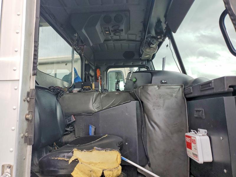2013 Peterbilt 320 VIN 3BPZX20X8DF208582 COPART salvage auction — MINOR DENT/SCRATCHES, CA - DIS/DLR/EXP ONLY CLEAN TITLE, sold $325 on 2026-09-08 (photo 6)