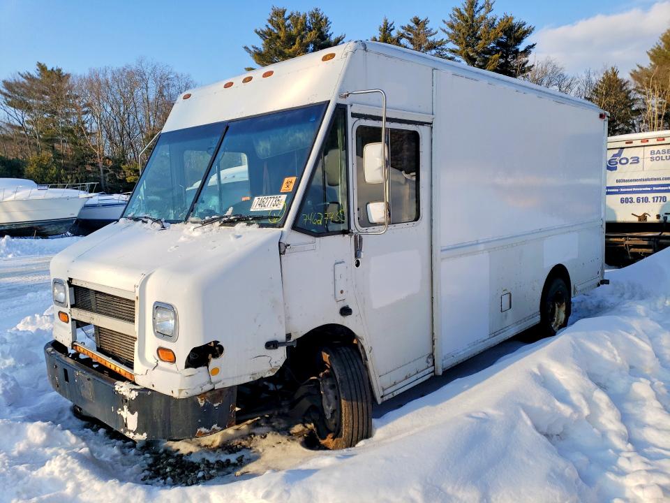 2000 Frht - freightliner VIN 4UZA4FA40YCG65096 COPART salvage auction — FRONT END, MA - CERT OF TITLE-SALVAGE, sold $125 on 2026-09-30 (photo 1)