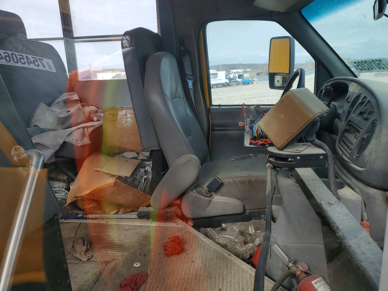 2001 Ford Econoline VIN 1FDWE35F91HA77510 COPART salvage auction — Normal Wear, KS - CERTIFICATE OF TITLE, sold $1,400 on 2026-07-08 (photo 5)