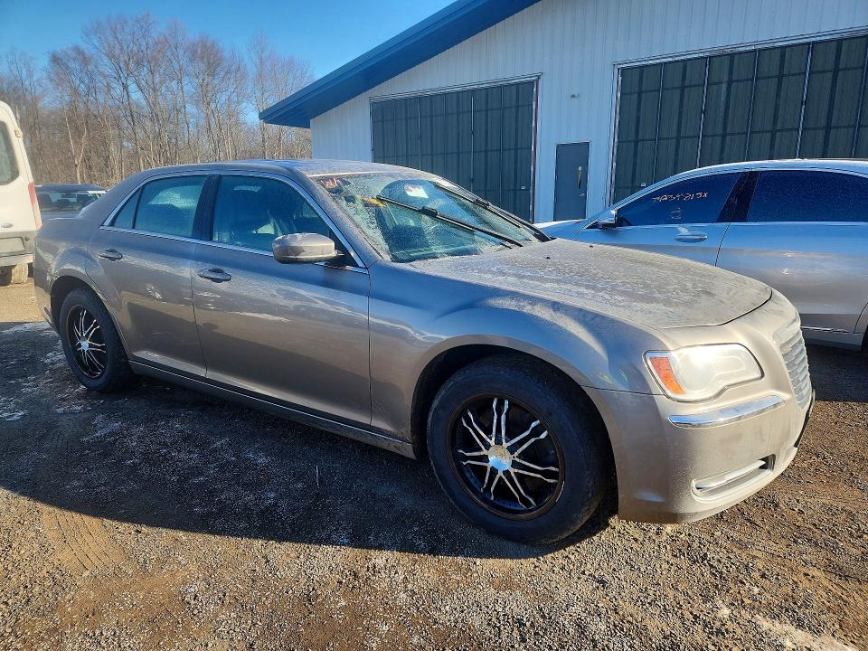 2014 Chrysler 300 VIN 2C3CCARG0EH170201 COPART salvage auction — MINOR DENT/SCRATCHES, Ny - Certificate Of Title, sold $2,900 on 2026-07-30 (photo 4)