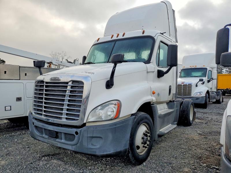 2016 Freightliner All other VIN 1FUBGEDV3GLHC5616 COPART salvage auction — MINOR DENT/SCRATCHES, IN - CERTIFICATE OF TITLE, sold $5,100 on 2026-07-15 (photo 2)