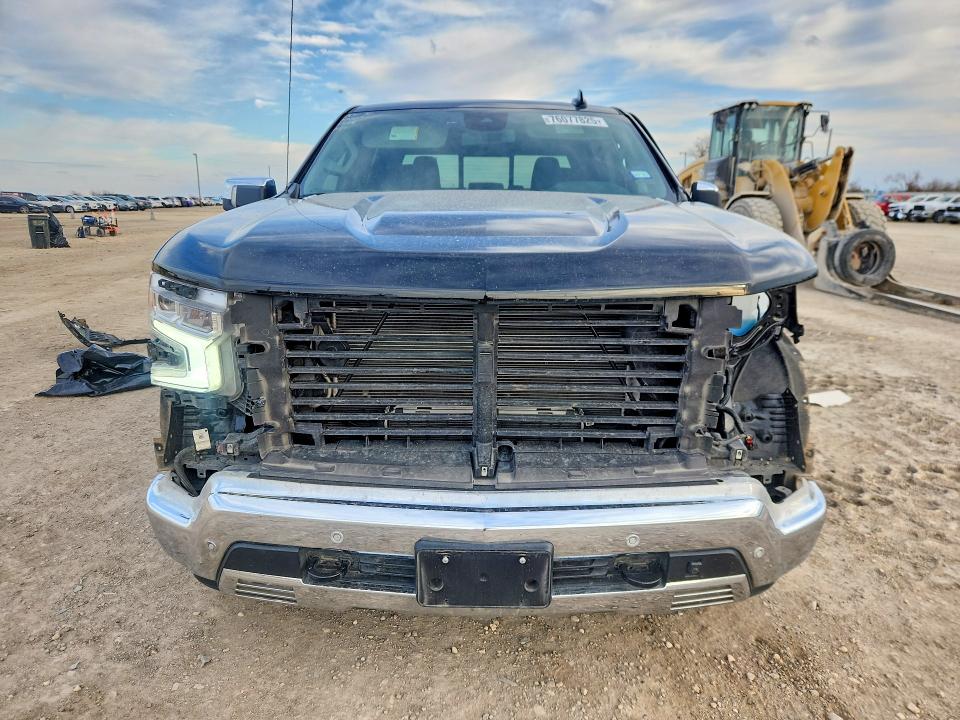 2026 Chevrolet Silverado VIN 1GCPAEE89TZ102629 COPART salvage auction — Side, TX - SALVAGE VEHICLE TITLE, sold $20,000 on 2026-04-15 (photo 5)