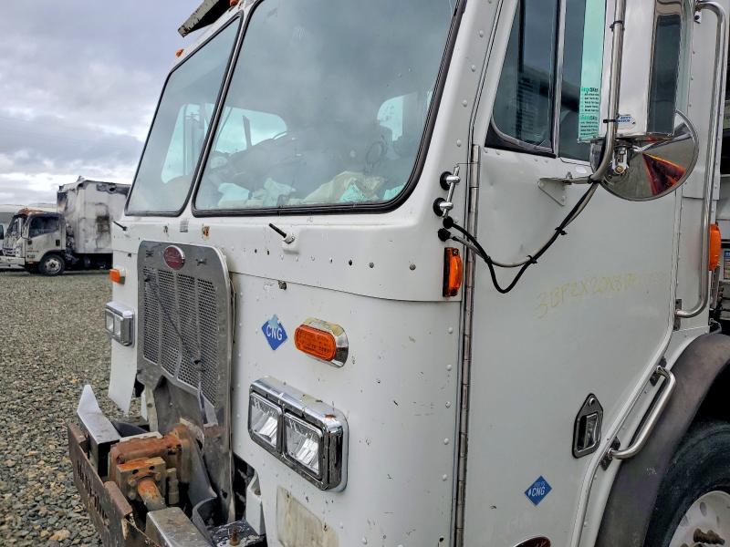 2013 Peterbilt 320 VIN 3BPZX20X8DF208582 COPART salvage auction — MINOR DENT/SCRATCHES, CA - DIS/DLR/EXP ONLY CLEAN TITLE, sold $325 on 2026-09-08 (photo 9)