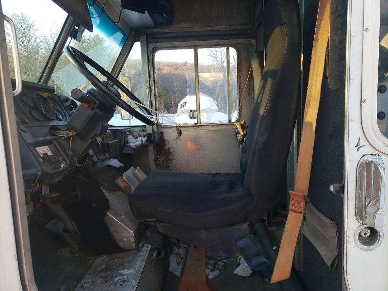 2000 Frht - freightliner VIN 4UZA4FA40YCG65096 COPART salvage auction — FRONT END, MA - CERT OF TITLE-SALVAGE, sold $125 on 2026-09-30 (photo 7)